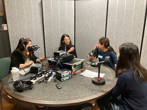 協會總程序主任陳杏怡女士(左二)、言語治療師陸穎妍女士(右二)、以及家長Iris(右一)以「開發者」與「用家」的不同角度,介紹及評價《發音王國大冒險》。 協會總程序主任陳杏怡女士(左二)、言語治療師陸穎妍女士(右二)、以及家長Iris(右一)以「開發者」與「用家」的不同角度,介紹及評價《發音王國大冒險》。