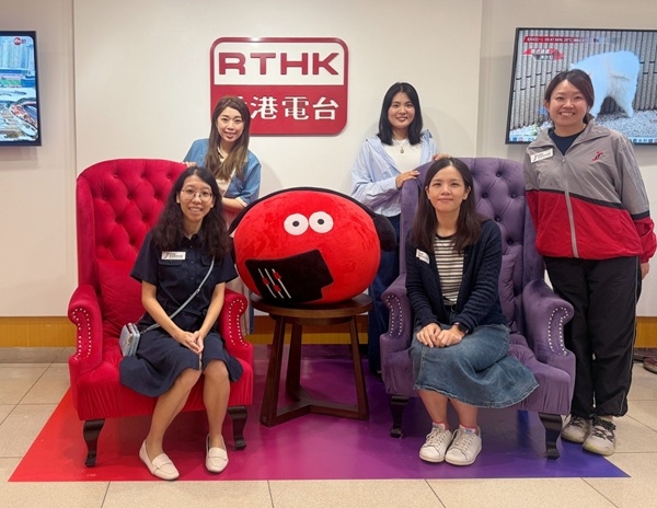 三位受訪者與節目主持合照。 三位受訪者與節目主持合照。