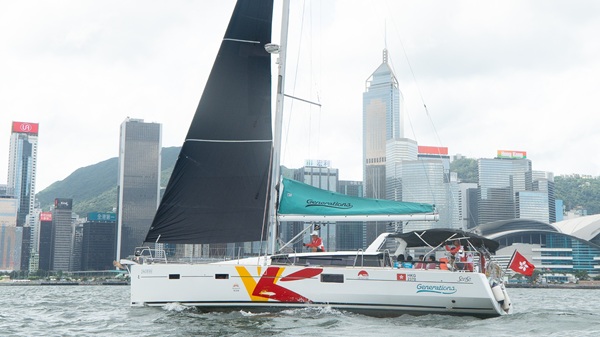 舍友及職員登上帆船於維港航行。