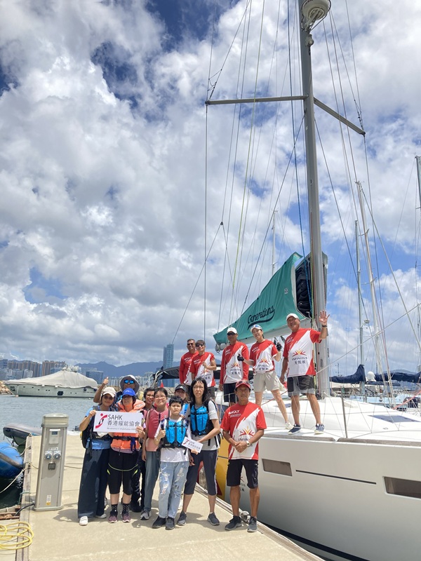舍友與香港遊艇會義工合照。
