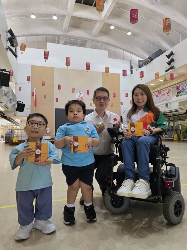 香港殘奧運動員何宛淇女士在中秋節前到訪賽馬會田綺玲學校，為同學送上節日祝福。