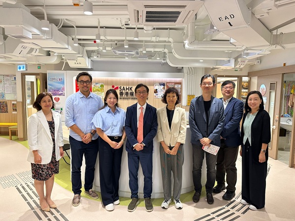 由左至右︰協會副行政總裁廖鄧淑芬女士、成人服務管理委員會委員鄭善斌先生、董事會委員朱呂慶欣女士、行政總裁劉應彬先生、成人服務管理委員會委員陳胡安琪教授與譚漢華先生、副行政總裁李君亮先生和兒童及家庭支援服務總監樊穎欣女士，一起視察石圍角家長資源中心。