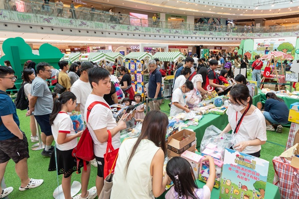 現場設有多個攤位遊戲及工作坊,吸引不少街坊參與。 現場設有多個攤位遊戲及工作坊,吸引不少街坊參與。