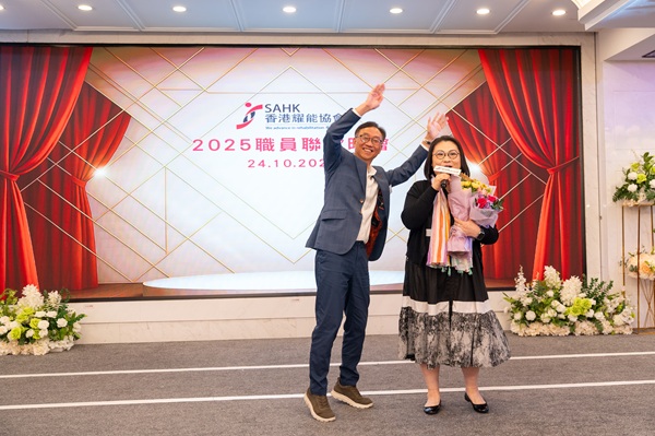 同事表演環節氣氛熱烈。