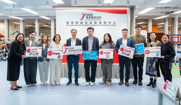 周和副部長(中)與協會一眾同事合照。