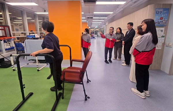 一行人參觀了中心的設施服務，深入了解日間照顧服務的實際情況。