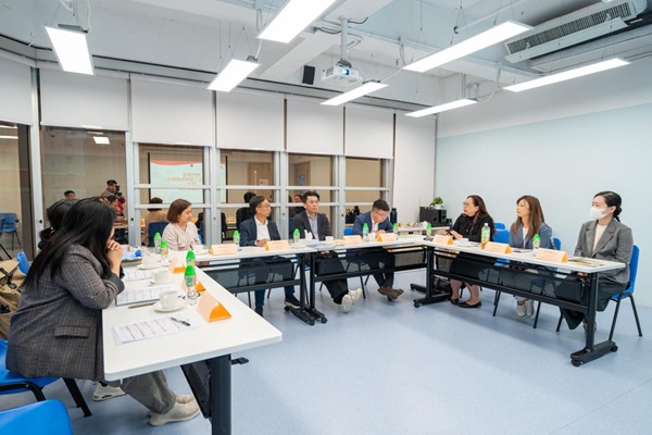 周和副部長(右五)對中心運作成效予以肯定和欣賞，並鼓勵同事繼續為康復服務努力。