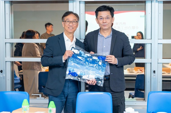 周和副部長(右)與協會行政總裁劉應彬先生(左)合照。